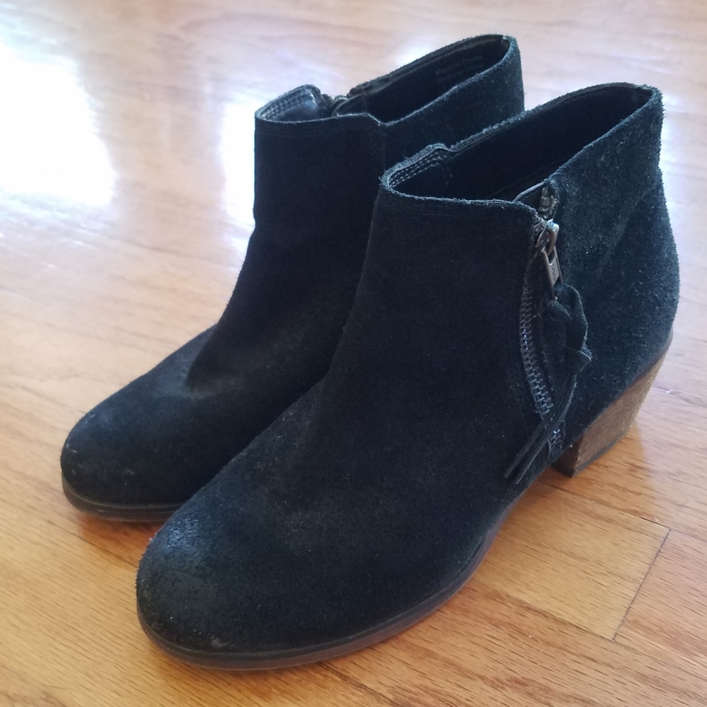 Aldo - Women - Black, Suede, Ankle Bootie w/ heel & zipper. Size 6.